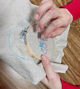 「青いカフタンの仕立て屋」コラボ刺繍メイキング写真