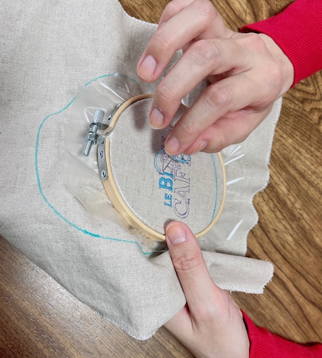 「青いカフタンの仕立て屋」コラボ刺繍メイキング写真