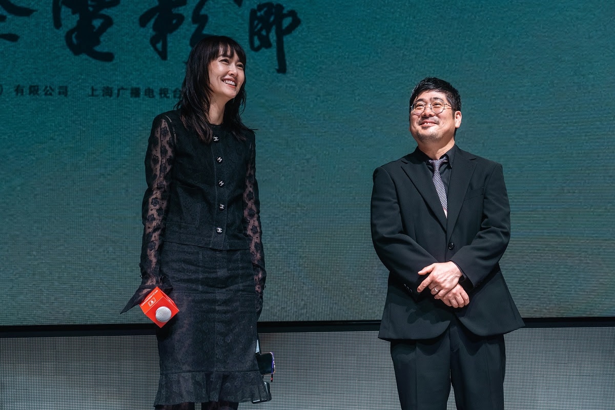 左から菊地凛子、熊切和嘉。