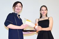 左から川和田恵真、嵐莉菜。