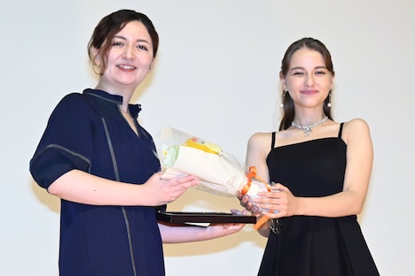 左から川和田恵真、嵐莉菜。