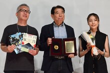 左から井上淳一、木全純治、芋生悠。