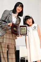 第32回日本映画プロフェッショナル大賞授賞式の様子。左からのん、西村瑞季。