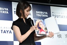 お気に入りのカットを紹介する芳根京子。