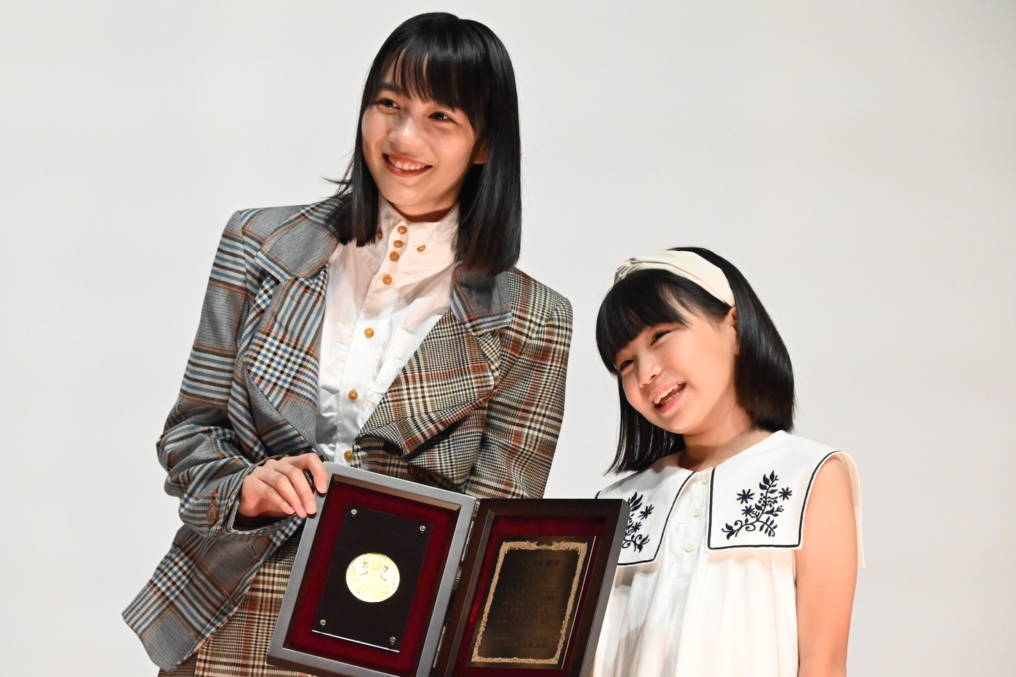 左からのん、西村瑞季。