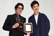 第32回日本映画プロフェッショナル大賞授賞式の様子。左から阪本順治、伊藤健太郎。