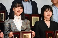 左からのん、影山祐子。