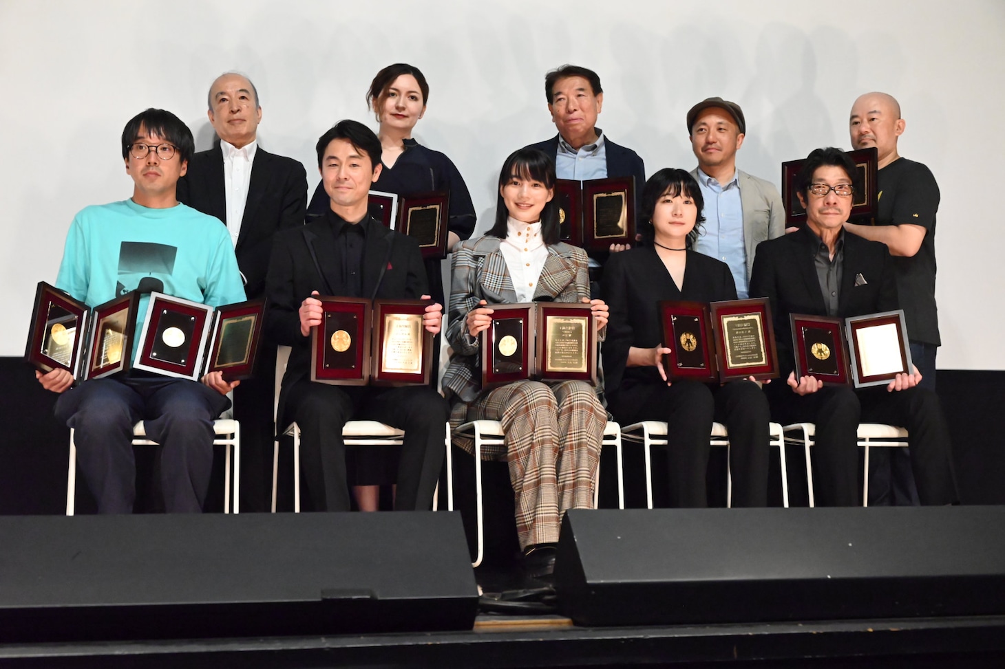 第32回日本映画プロフェッショナル大賞授賞式の様子。前列左から森井勇佑、足立智充、のん、影山祐子、阪本順治。後列左から大高宏雄、川和田恵真、木全純治、白石和彌、高田亮。
