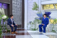 左から林修、福山雅治。(c)MBS