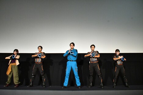 ウルトラマンブレーザーの変身ポーズを一緒に披露するキャスト陣。