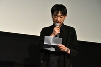 手紙を読む谷口賢志。