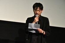 手紙を読む谷口賢志。