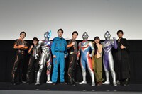 「ウルトラマンデッカー最終章 旅立ちの彼方へ…」グランドフィナーレ舞台挨拶の様子。左から大地伸永、村山優香、ウルトラマンブレーザー、蕨野友也、松本大輝、ウルトラマンデッカー、中村加弥乃、ウルトラマンディナス、谷口賢志。