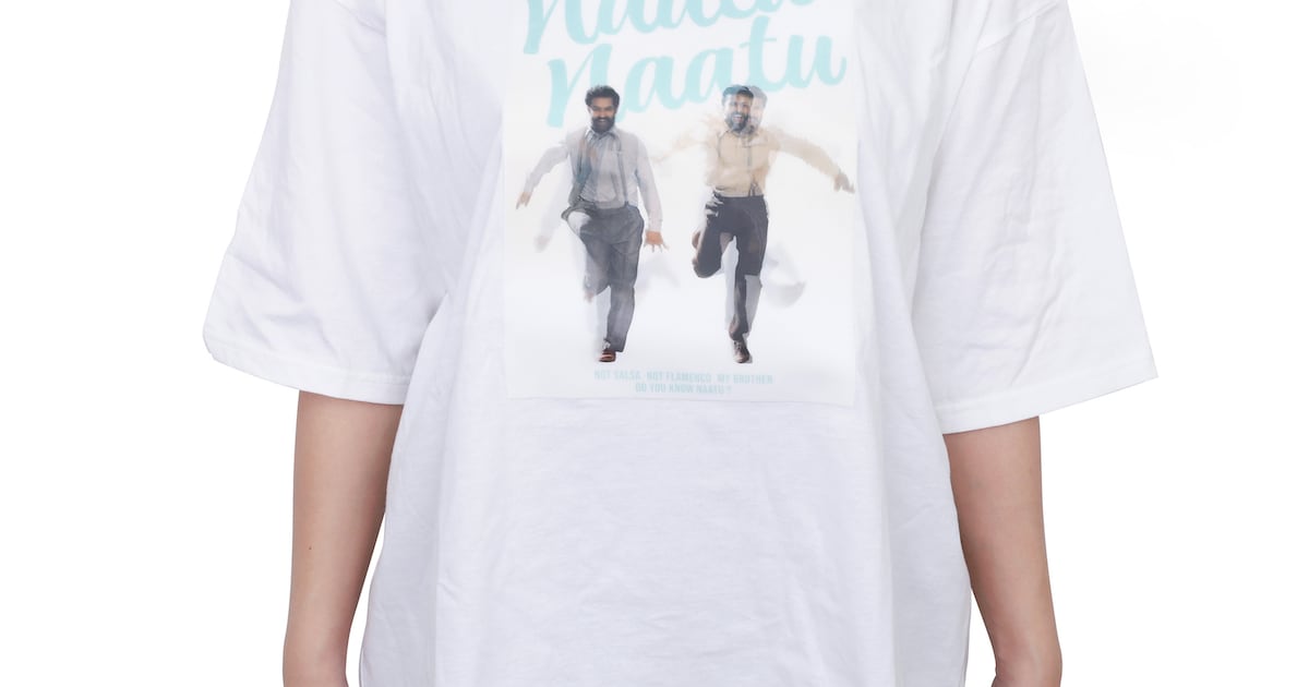 胸元でナートゥ踊る「RRR」Tシャツ発売、角度で絵柄が変化 - 映画ナタリー