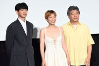 左から永山瑛太、安藤サクラ、是枝裕和。