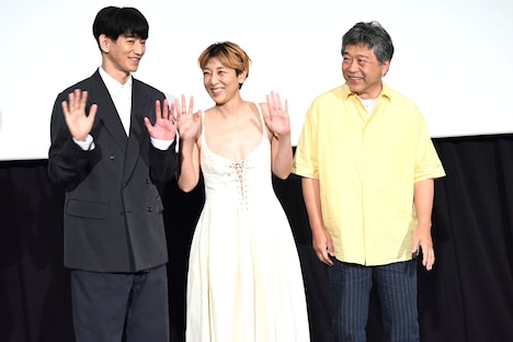 左から永山瑛太、安藤サクラ、是枝裕和。