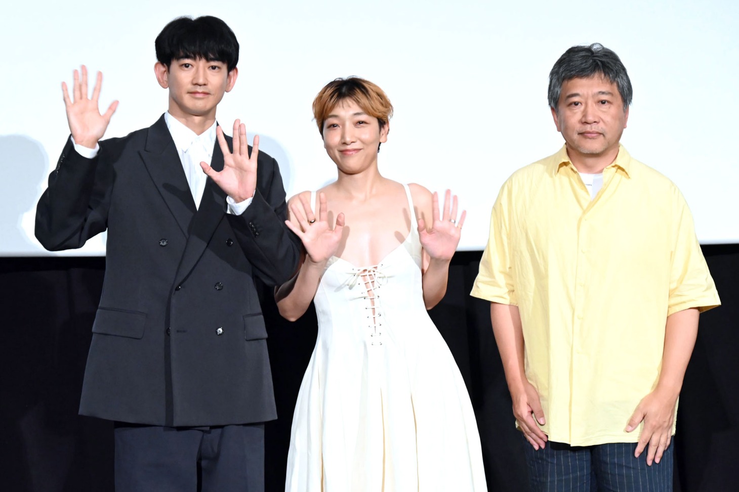 「怪物」大ヒット御礼舞台挨拶にて、左から永山瑛太、安藤サクラ、是枝裕和。