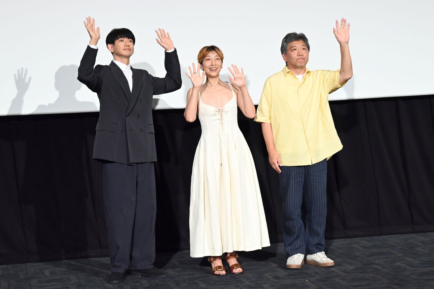 左から永山瑛太、安藤サクラ、是枝裕和。