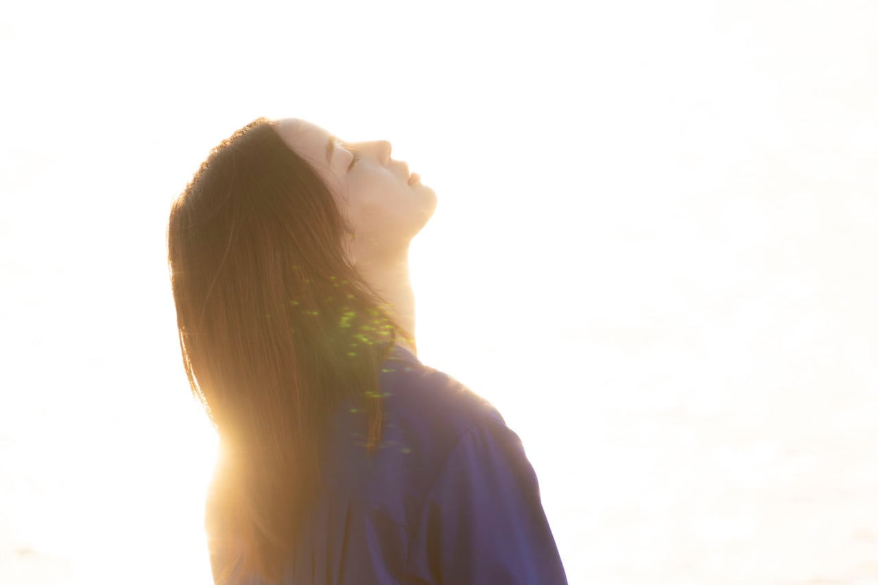 広瀬すず・大西利空が波打ち際で戯れる「水は海に向かって流れる」スペシャル映像