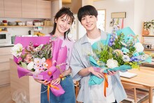 左から波瑠、高杉真宙。