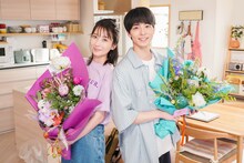 左から波瑠、高杉真宙。