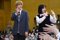 生徒に手を振りながら登場する高橋文哉（左）と桜田ひより（右）。
