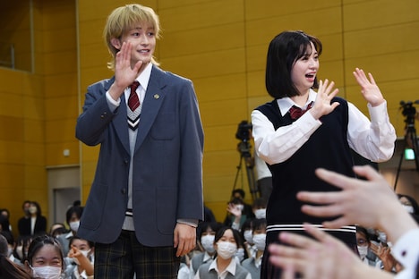 生徒に手を振りながら登場する高橋文哉（左）と桜田ひより（右）。