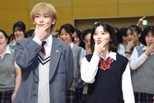 むにゅキュンポーズを披露する高橋文哉（左）、桜田ひより（右）。