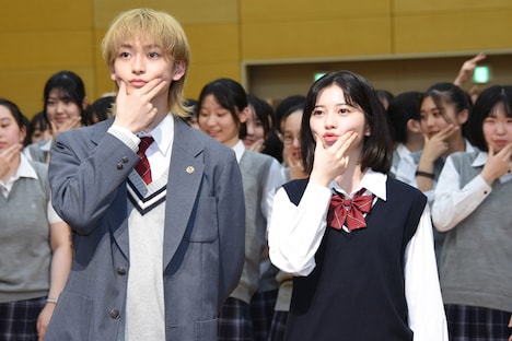 むにゅキュンポーズを披露する高橋文哉（左）、桜田ひより（右）。