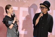 左から松本まりか、千原徹也。