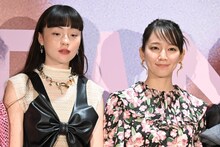 左からモトーラ世理奈、吉岡里帆。