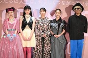「アイスクリームフィーバー」記者会見の様子。左から詩羽、モトーラ世理奈、吉岡里帆、松本まりか、千原徹也。