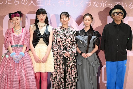 「アイスクリームフィーバー」記者会見の様子。左から詩羽、モトーラ世理奈、吉岡里帆、松本まりか、千原徹也。