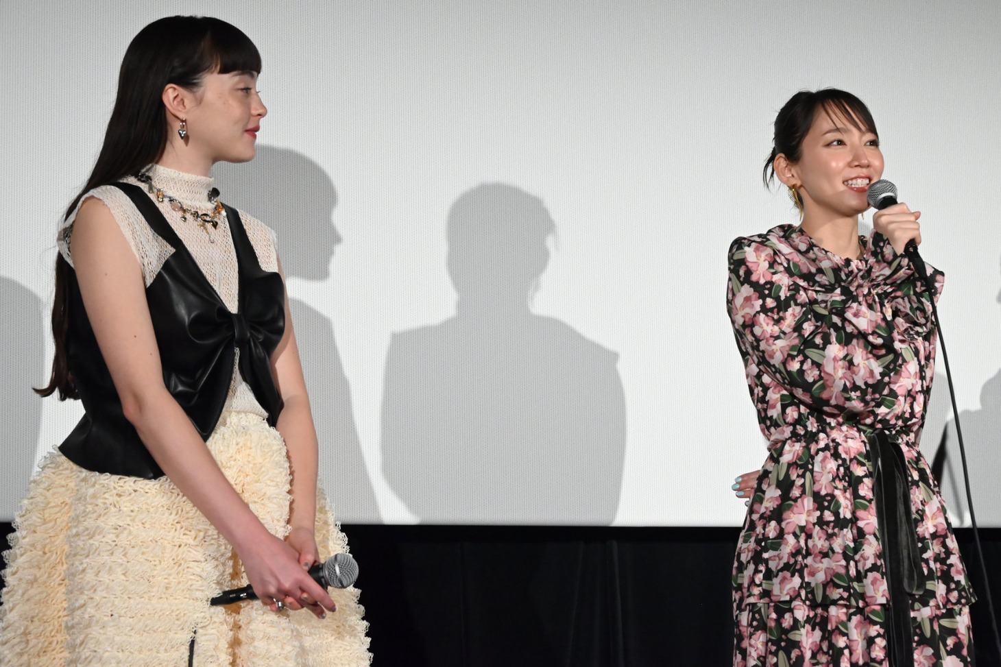 左からモトーラ世理奈、吉岡里帆。