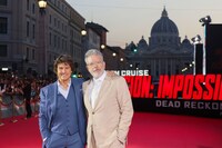 左からトム・クルーズ、クリストファー・マッカリー。