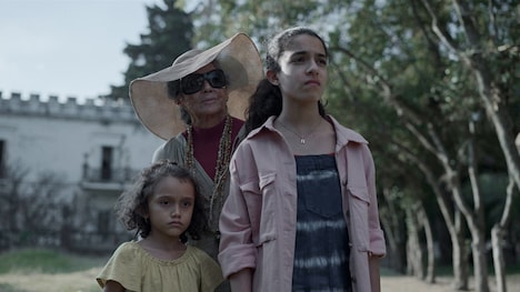 「イビルアイ」新場面写真