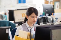 山崎紘菜演じる吉永奈央。