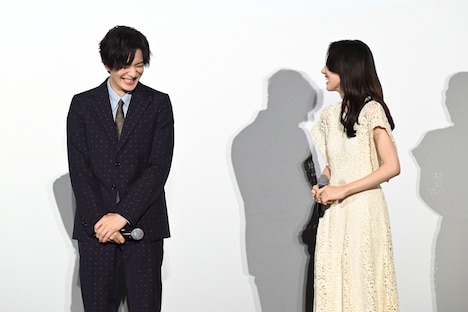 左から岡田将生、清原果耶。