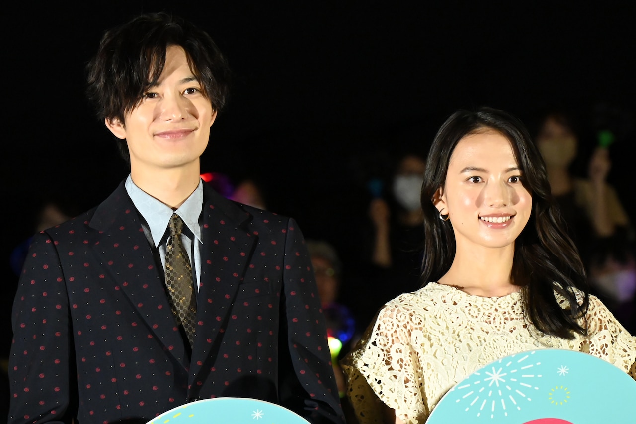 「1秒先の彼」プレミア舞台挨拶に参加した岡田将生（左）、清原果耶（右）。