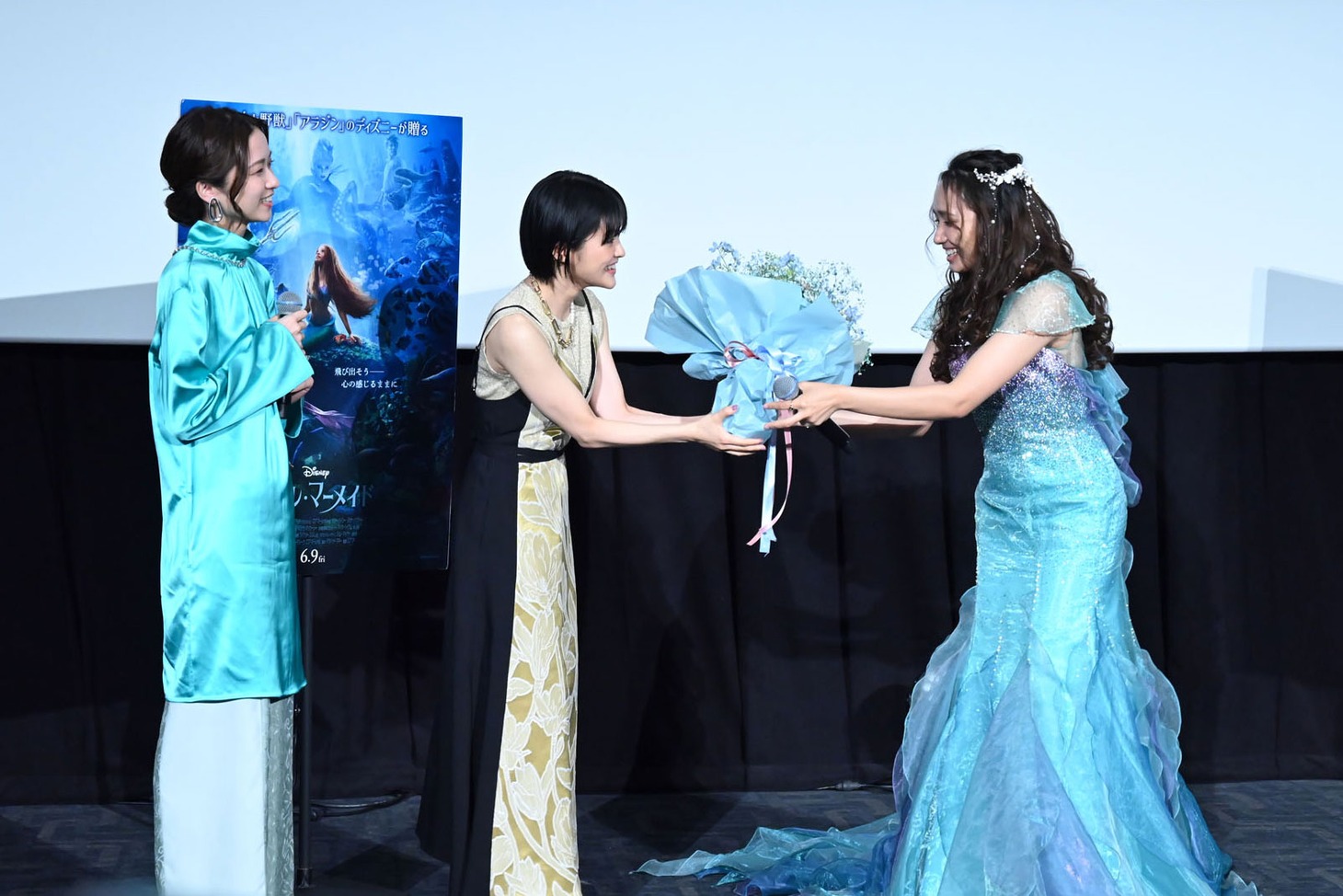豊原江理佳（右）を祝福する昆夏美（中央）と木下晴香（左）。
