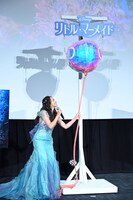 初めてのくす玉割りに挑む豊原江理佳。