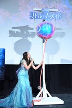 初めてのくす玉割りに挑む豊原江理佳。