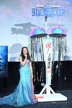 大ヒット記念のくす玉を割った豊原江理佳。