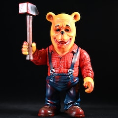 プー あくまのくまさん」より全高270mmの血まみれフィギュアが抽選販売 