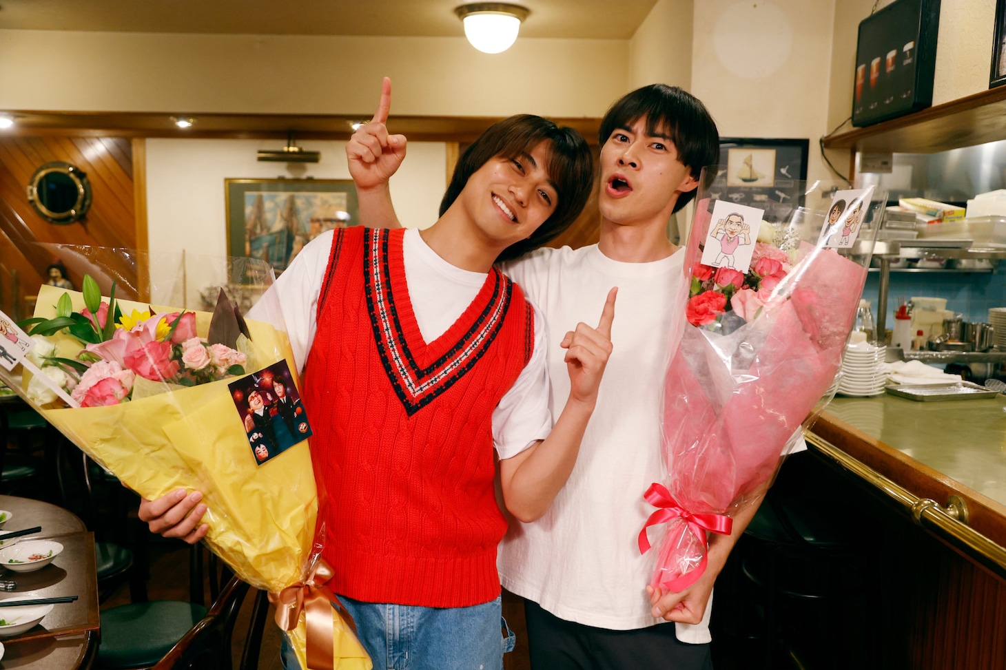 左から高橋海人、戸塚純貴。