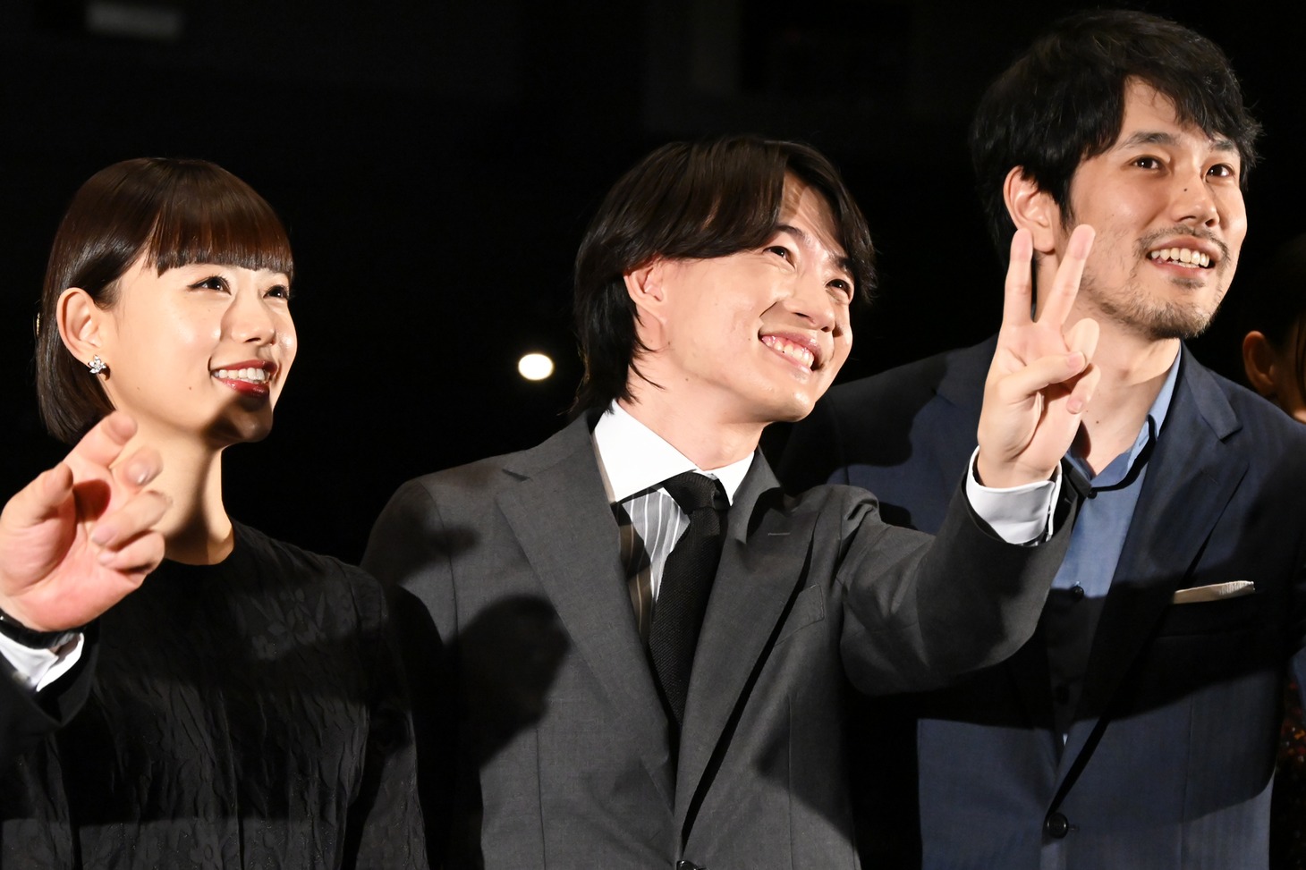 左から杉咲花、神木隆之介、松山ケンイチ。