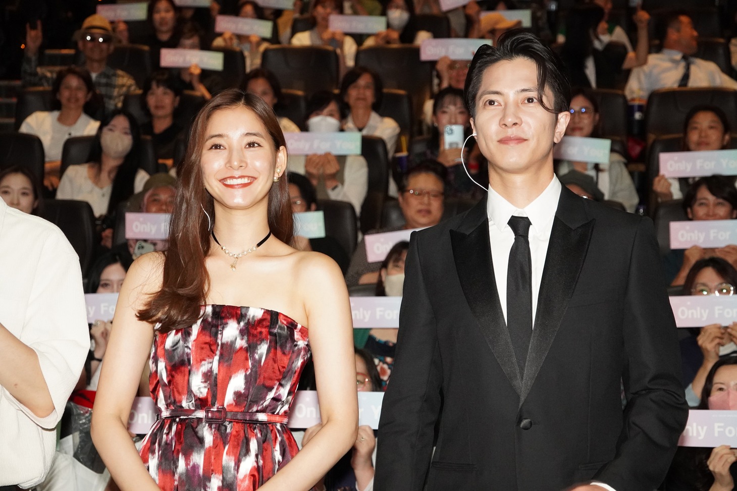 左から新木優子、山下智久。