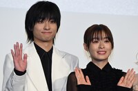 左から奥平大兼、森七菜。
