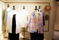 「中村倫也 童詩×蓑唄 写真展 2023」内の衣装展示。