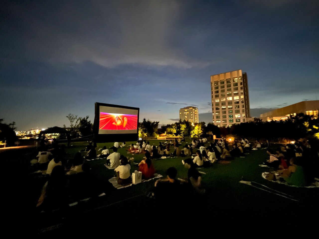 芝生の上で「シング・ストリート」をゆったり鑑賞、屋外上映会「原っぱシネマ」開催